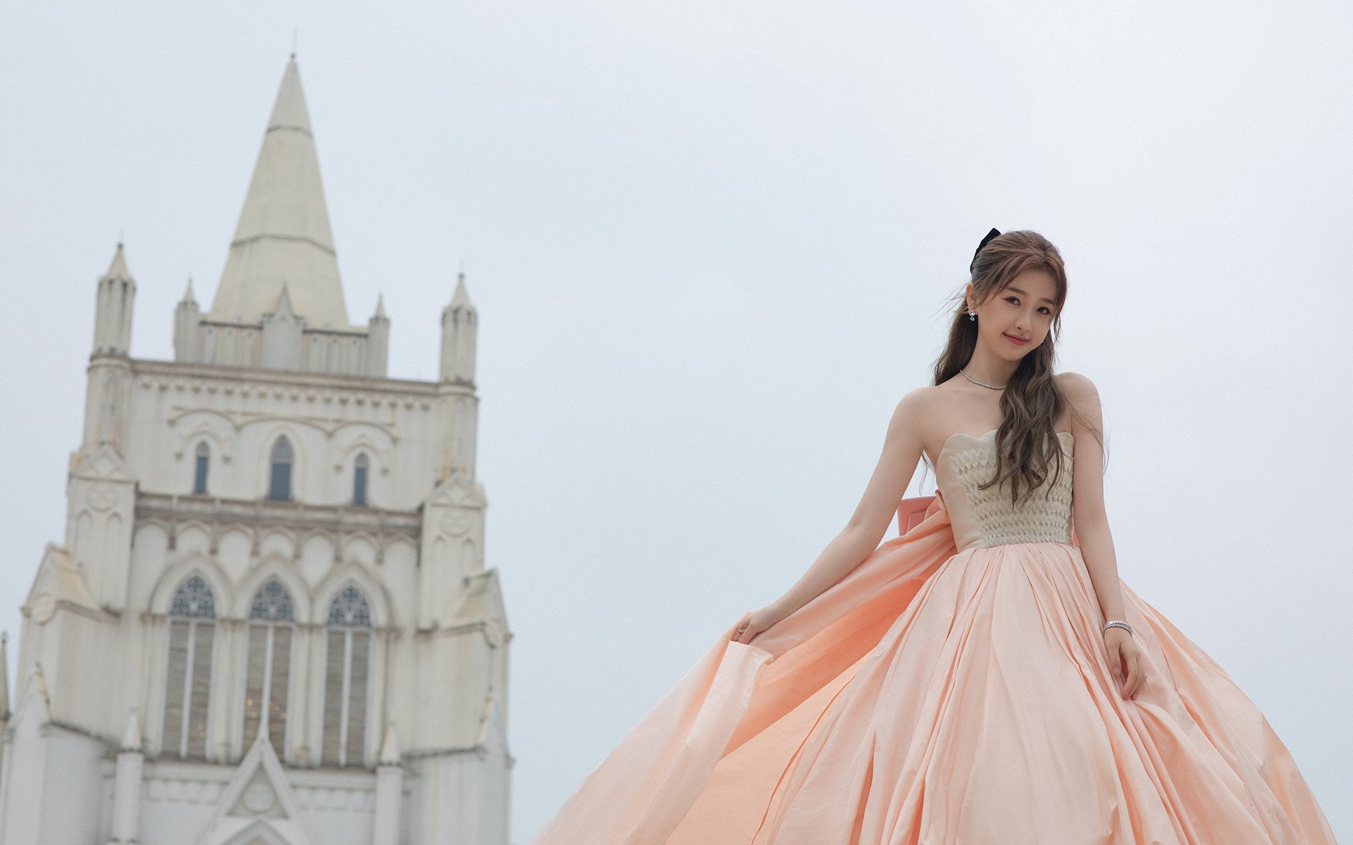 赛场上球员奋力拼搏，助球队逆转比分获胜，cba逆转